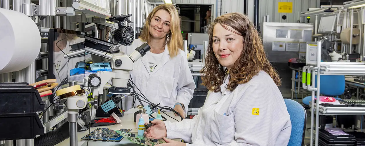 Opératrices de fabrication de cartes électroniques