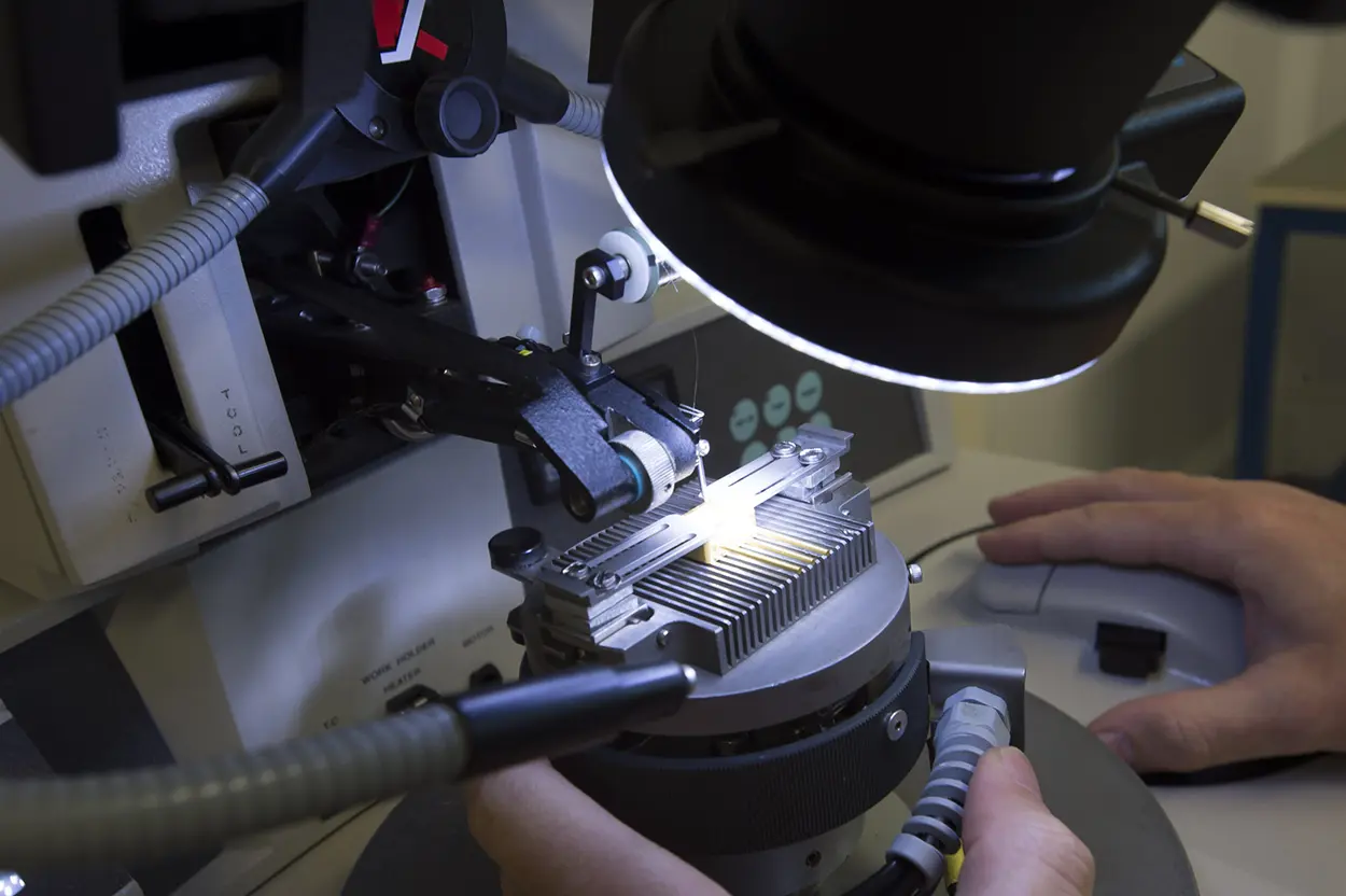 Laboratoire d'analyse de composants électronique pour le médical
