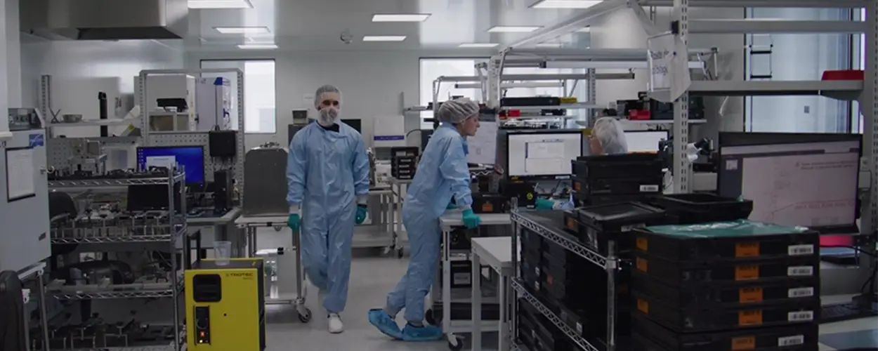 Production d'un implant actif en salle blanche